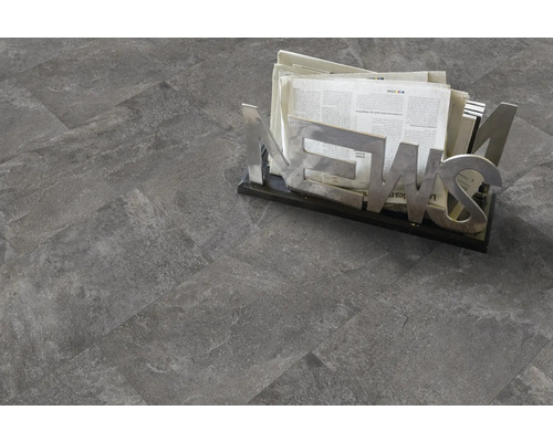 Sol carrelé gris avec porte-journaux.