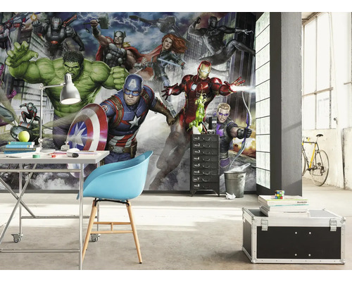 Pièce avec papier peint photo Avengers, bureau, chaise et coffre de rangement