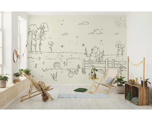 Chambre lumineuse avec une fresque murale Winnie l''ourson, des chaises longues en bois et des décorations pour une ambiance chaleureuse.