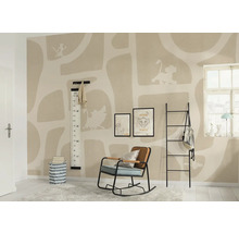 Chambre d''enfant avec revêtement mural, toise, tableaux, fauteuil à bascule et étagère échelle