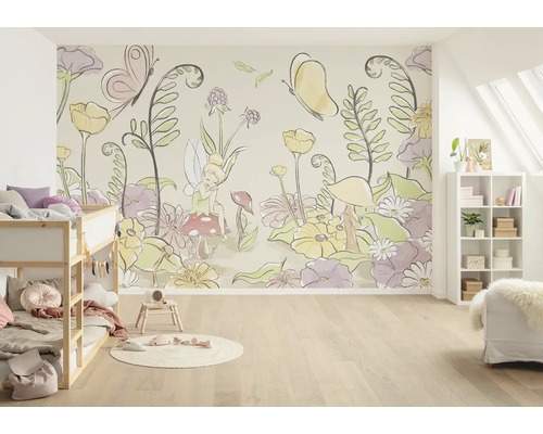 Chambre d''enfant avec un papier peint mural avec des fleurs, des papillons et une fée sur un champignon