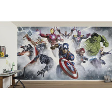 Décoration murale avec un grand motif Avengers dans une chambre d''enfant