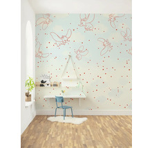 Chambre d''enfant avec papier peint Dumbo, bureau et chaise.