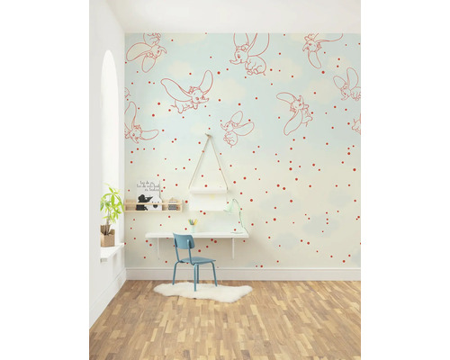 Chambre d''enfant avec papier peint Dumbo, bureau et chaise.