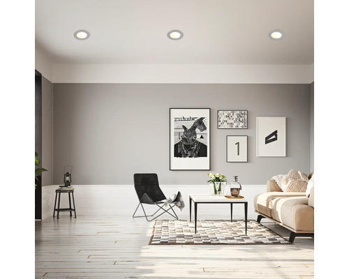 Wohnzimmer mit Deckeneinbaustrahlern und Möbeln