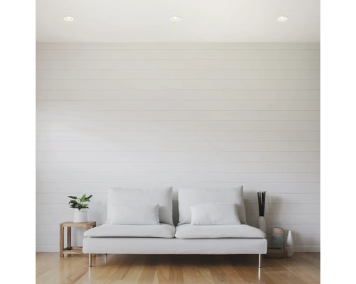 Heller Wohnraum mit Sofa, Holztisch, Zimmerpflanze und Deckenleuchten