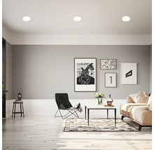 Salon avec plafonniers, chaise et décoration