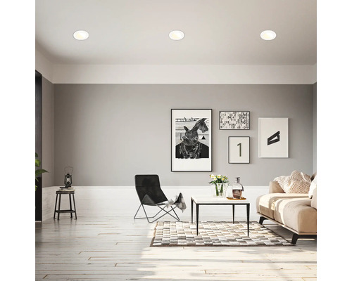 Wohnzimmer mit Deckenleuchten, Stuhl und Dekoration