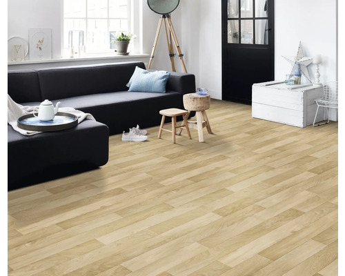 Heller Wohnraum mit Laminatboden in Holzoptik, Sofa und Dekoration