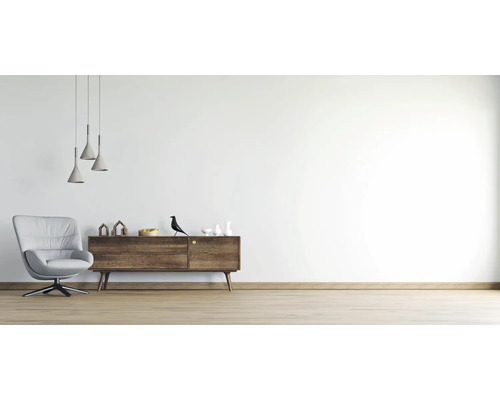 Salon avec fauteuil, commode et suspensions