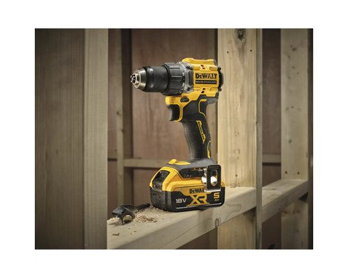 Perceuse-visseuse sans fil de DeWalt sur une surface en bois