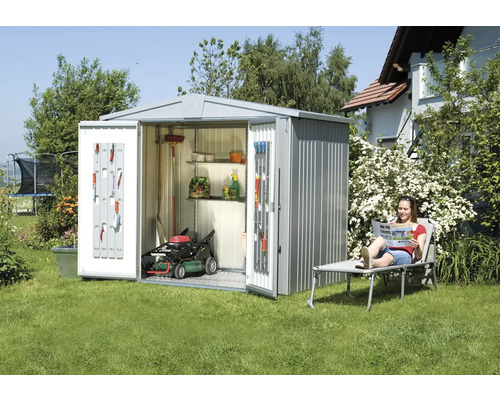 Abri de jardin en métal avec portes ouvertes, tondeuse à gazon et étagères dans le jardin