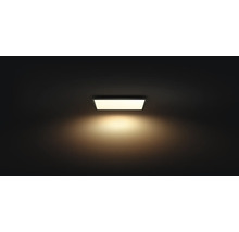 Plafonnier carré émettant une lumière chaude