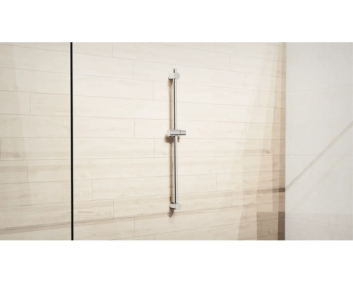 Barre de douche avec support réglable sur un mur carrelé
