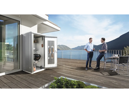 Armoire à outils avec barbecue et accessoires sur une terrasse avec deux personnes et vue sur le lac.