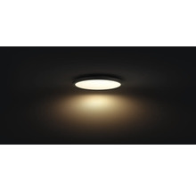 Runde Deckenleuchte leuchtet in einem dunklen Raum