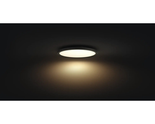 Runde Deckenleuchte leuchtet in einem dunklen Raum