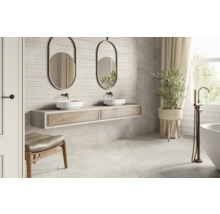 Salle de bain lumineuse avec meuble-lavabo double, miroirs, baignoire et siège