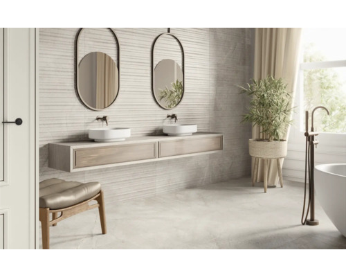 Salle de bain lumineuse avec meuble-lavabo double, miroirs, baignoire et siège