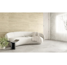 Heller Raum mit Sofa, Beistelltisch und Wandfliesen in Holzoptik.