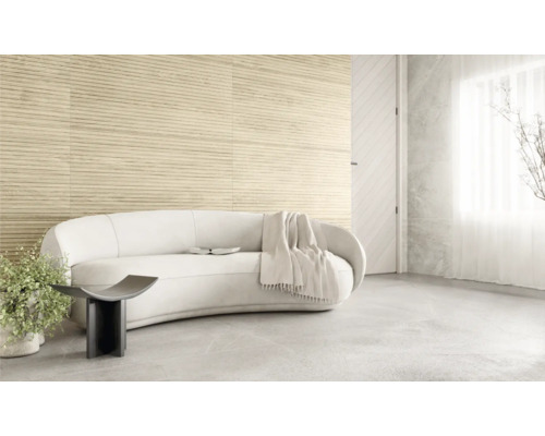 Heller Raum mit Sofa, Beistelltisch und Wandfliesen in Holzoptik.