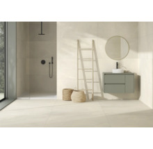 Helles Badezimmer mit Dusche, Waschtisch, Spiegel, Leiter und Körben