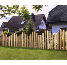 Clôture en bois dans le jardin devant les maisons