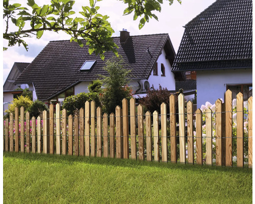 Clôture en bois dans le jardin devant les maisons