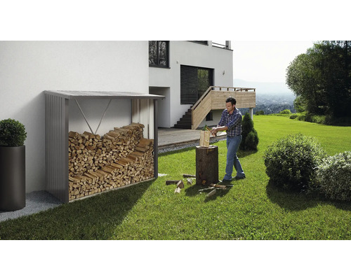 Holzlagerregal im Garten mit Mann beim Holzhacken