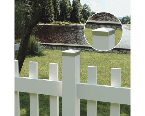 Weisser Lattenzaun mit Flussblick und Detailansicht der Zaunpfostenabdeckung