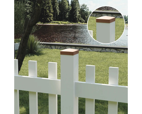 Dekorative weisse Gartenzaunansicht mit brauner Pfostenabdeckung