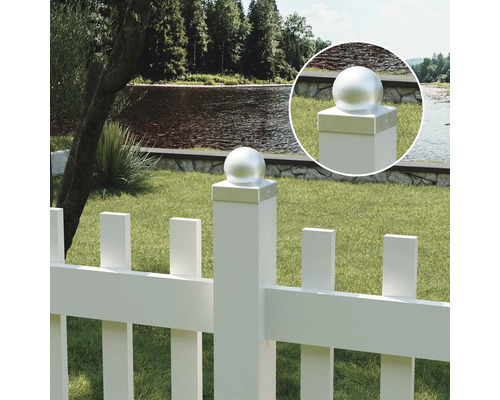Gartenzaun mit Kugelaufsatz und Fluss im Hintergrund