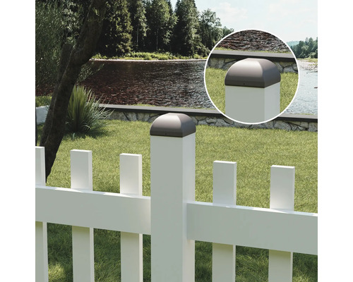 Clôture blanche avec poteaux de clôture et couvercle dans le jardin