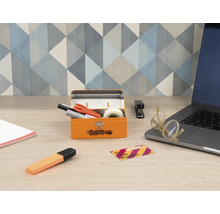 Szene mit geöffnetem, orangefarbenem Werkzeugkasten, Büroartikeln und Laptop auf einem Schreibtisch