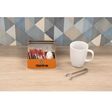 Teebox aus Metall mit Teebeuteln, Tasse und Zuckerzange