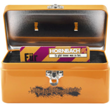 Geöffnete orangefarbene Werkzeugkiste mit Hornbach-Logo