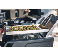 Gemüse und Fleisch auf einem Grill zubereitet