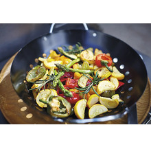 Poêle à légumes avec courgettes, poivrons et asperges