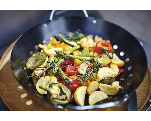 Poêle à légumes avec courgettes, poivrons et asperges