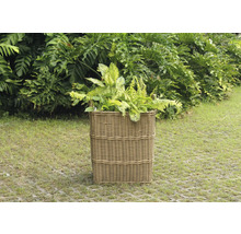 Pot de fleurs tressé avec des plantes dans le jardin.