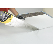 Découpe d''une plaque de plâtre fibrée avec une scie à main