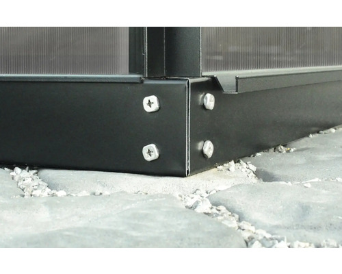 Vue détaillée d''un coin de serre avec des vis