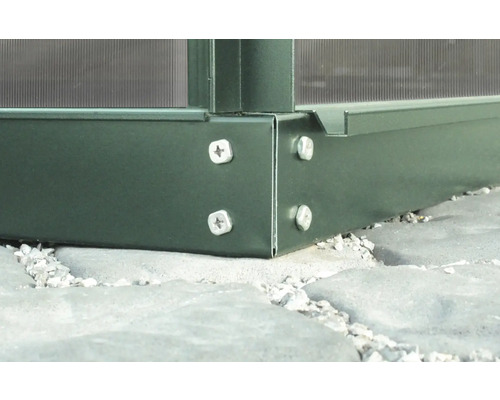 Vue détaillée d''un angle de serre avec fixation par vis