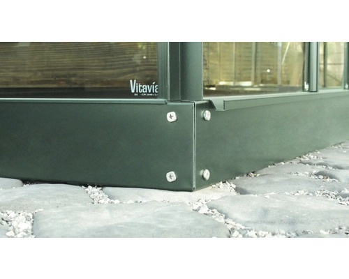 Vue détaillée des fondations d''une serre Vitavia.