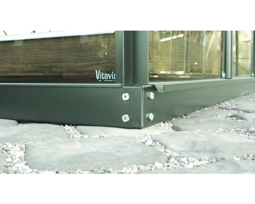 Vue détaillée d''une serre avec cadre en aluminium et fixation par vis de la marque Vitavia