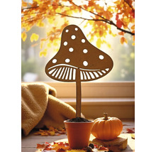 Dekorativer Pilzstecker in einem Topf mit Kürbis und Herbstlaub
