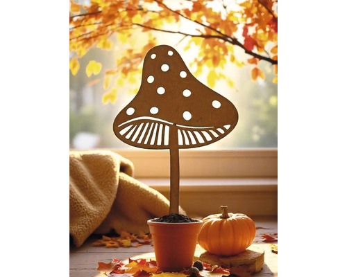 Dekorativer Pilzstecker in einem Topf mit Kürbis und Herbstlaub