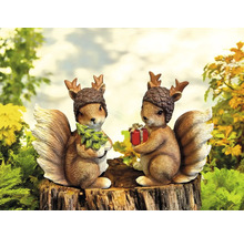 Zwei Eichhörnchenfiguren mit Mützen und Geweih auf Baumstumpf, eines mit Weihnachtsbaum, eines mit Geschenk