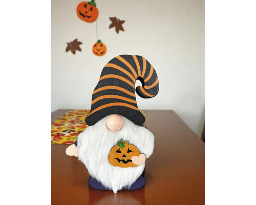 Dekorativer Halloween-Wichtel mit Kürbis und gestreiftem Hut