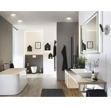 Salle de bain moderne avec baignoire, lavabo, miroir et plancher en bois